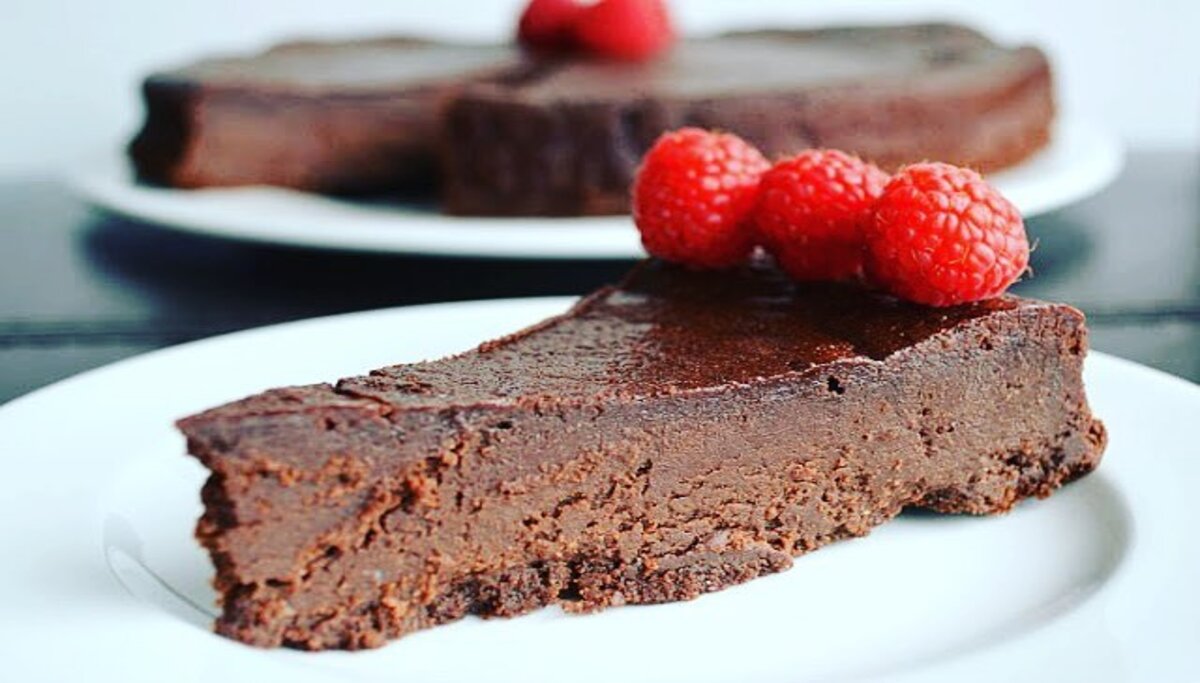 Chocolate Cake with 6 ingredients