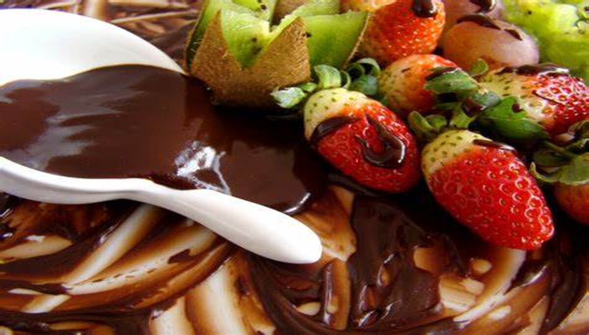 Strawberry pudding with chocolate