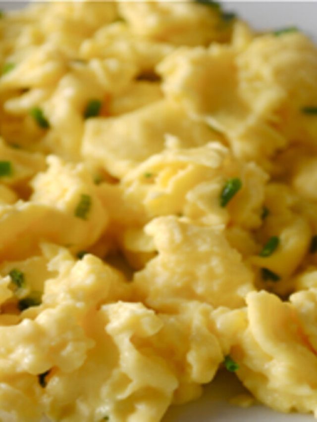 Delicious Microwave Fluffy Scrambled Eggs a simple recipe